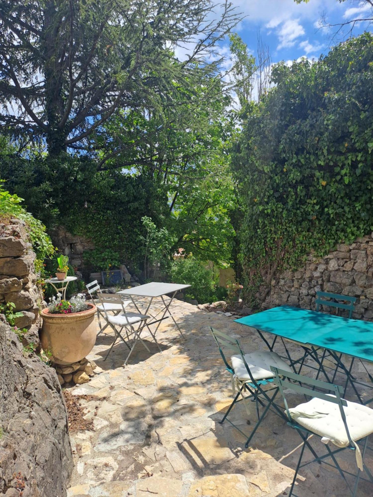 Les Roses Tremieres Bed and Breakfast Bargème Buitenkant foto