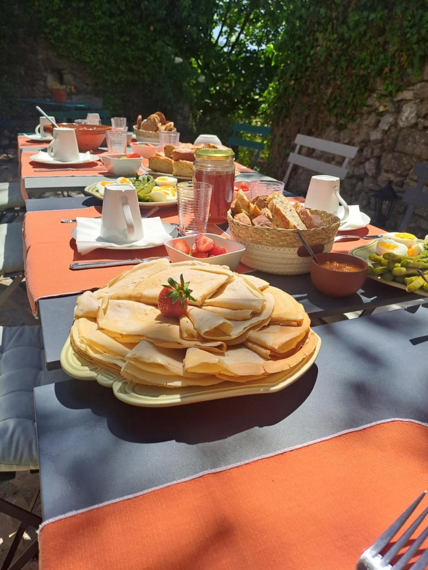 Les Roses Tremieres Bed and Breakfast Bargème Buitenkant foto